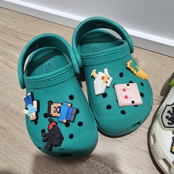 CROCS Kid's Classic Glow Alien Clog/Zuecos Classic Green Size 6 and 7 - Picture 3 of 16